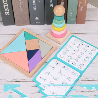 積み木タワーのバランスをとる手元アップ
