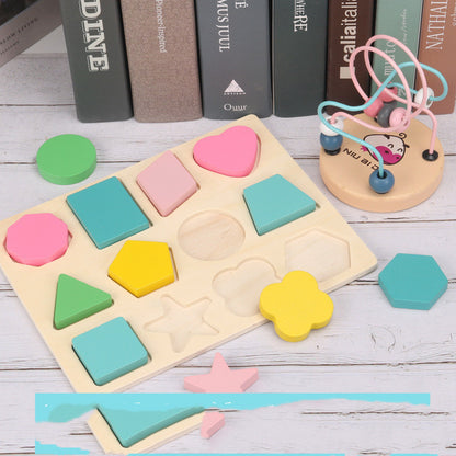 形合わせボードにピースをはめるシーン
