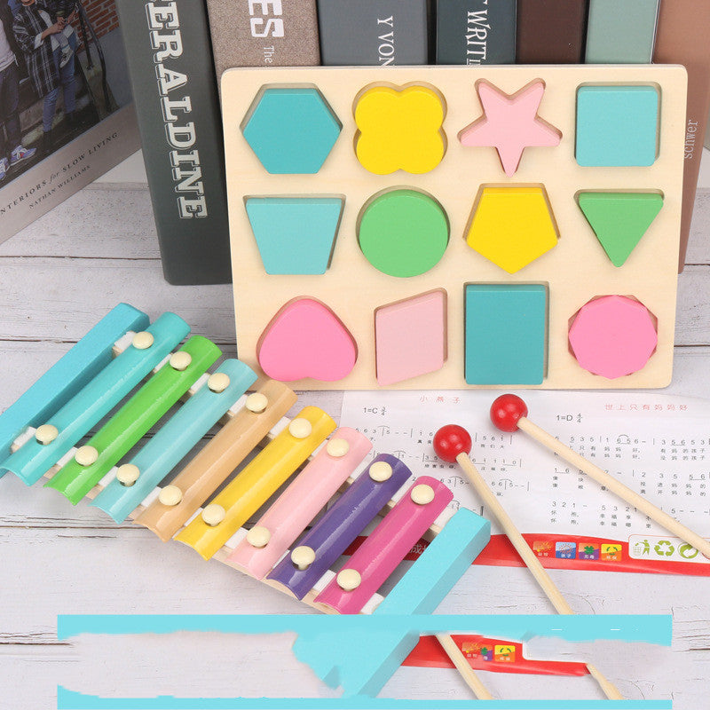 ビーズ通しで紐に通す指先のクローズアップ
