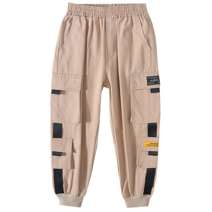 ストリートテイストのグラフィック入りスウェットとカーゴパンツの組み合わせ
