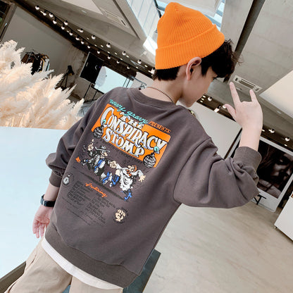 グレーカラーのプリントスウェット後ろ姿ディテール
