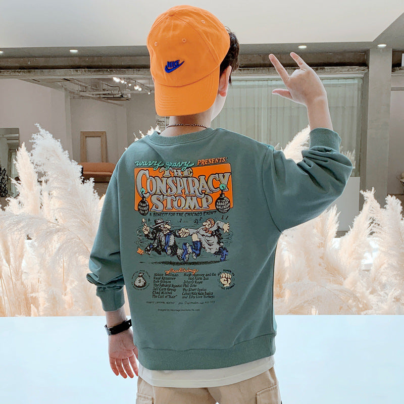 グリーンのプリントスウェットとベージュカーゴパンツを着た男の子コーデ
