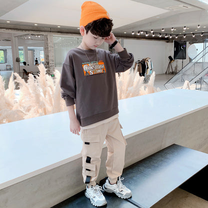 グレースウェットとベージュカーゴパンツを合わせたカジュアルセット
