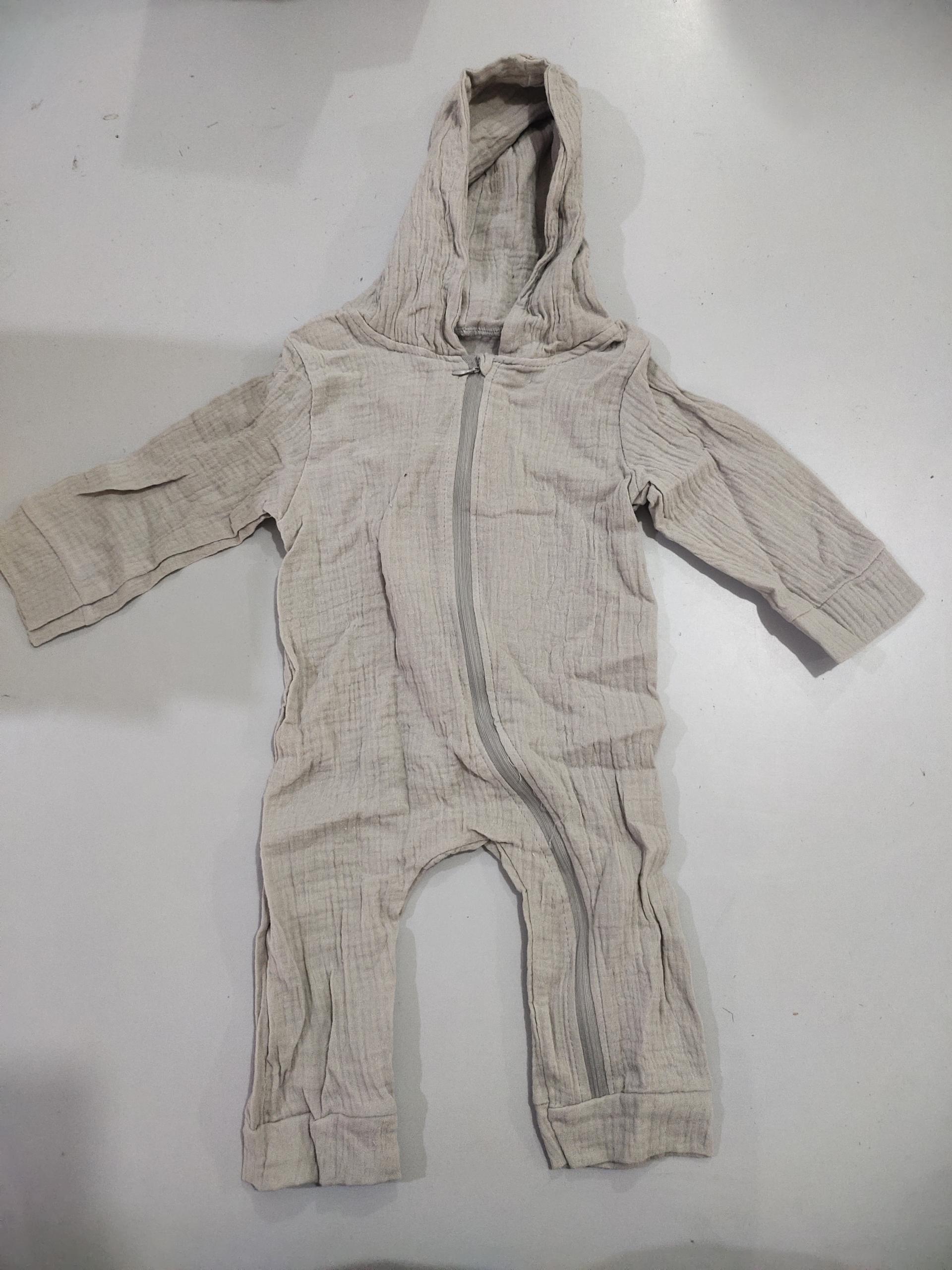 ピンクカラーの恐竜モチーフベビーウェア
