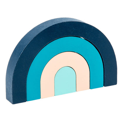 木製レインボーブロックとミニチュアハウスを組み合わせたごっこ遊びシーン
