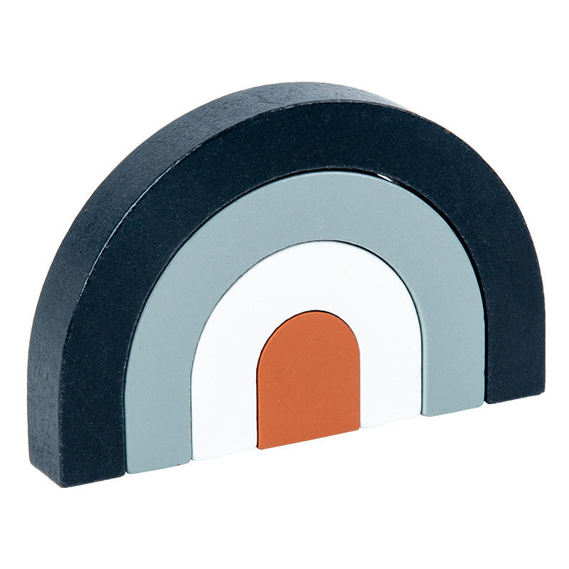 子どもが虹色アーチブロックを大きい順に並べて遊んでいる様子
