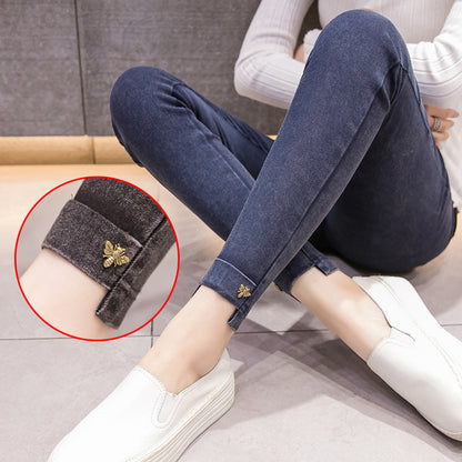 座った姿勢で裾まわりが分かるマタニティデニムレギンスパンツの着用イメージ
