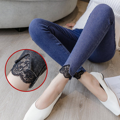 座った姿勢で裾レースの見え方が分かるマタニティパンツのイメージ
