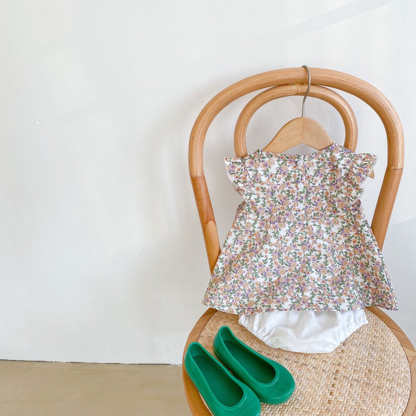 涼しく上品に着映える 女の子ベビーノースリーブトップス＆ブルマ上下セット 小花柄プリント レース＆白襟デザイン コットン 66~100cm