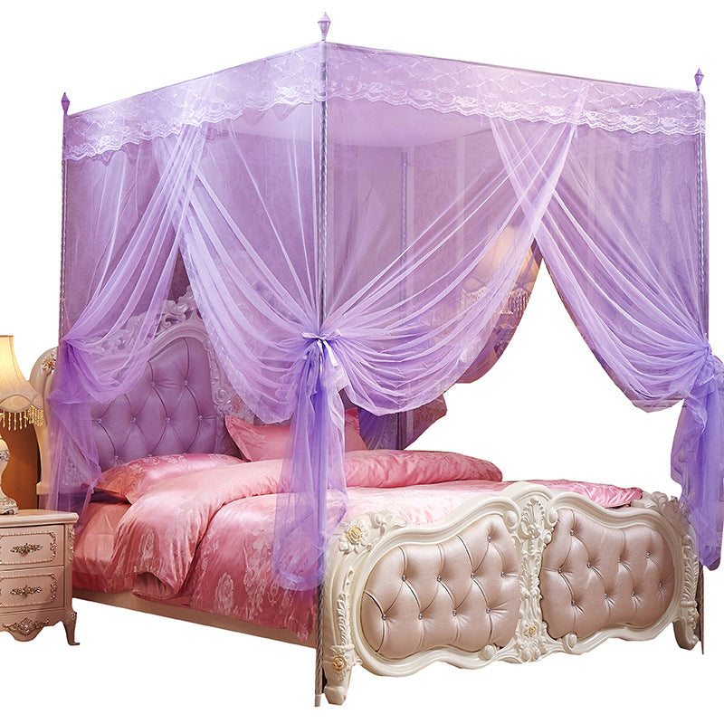 パープルのベッド蚊帳カーテンを左右で結び、プリンセス調ベッドフレームを見せたエレガントな寝室の一角（パープル パレススタイルベッド蚊帳）
