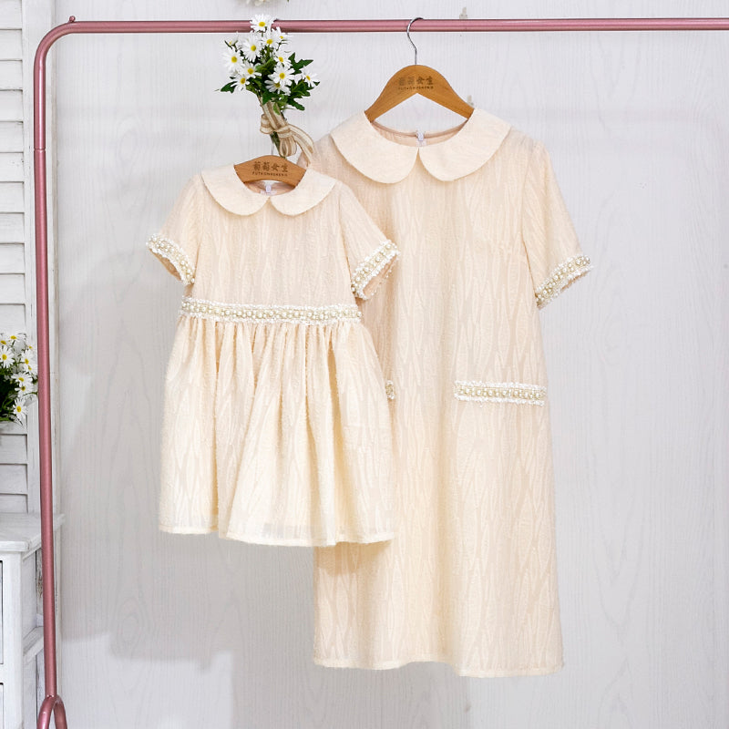 上品ベージュで特別感をまとう 親子リンクコーデ 女の子＆ママ 襟付き半袖ワンピース パール風トリム 90〜160cm・大人S〜5XL
