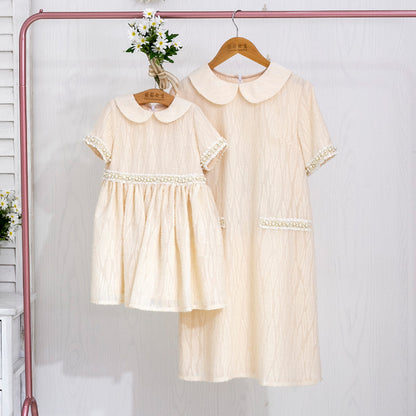 上品ベージュで特別感をまとう 親子リンクコーデ 女の子＆ママ 襟付き半袖ワンピース パール風トリム 90〜160cm・大人S〜5XL