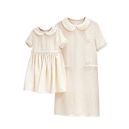 上品ベージュで特別感をまとう 親子リンクコーデ 女の子＆ママ 襟付き半袖ワンピース パール風トリム 90〜160cm・大人S〜5XL