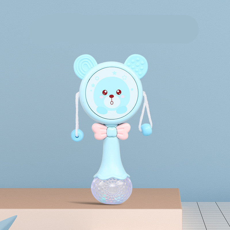 青いクマのベビーミュージック歯がためラトルを大人の手が軽く振っている様子
