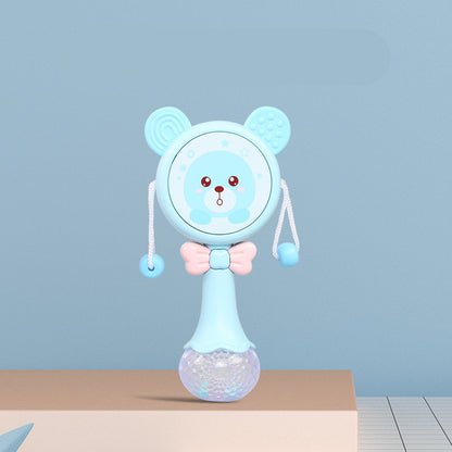 青いクマのベビーミュージック歯がためラトルを大人の手が軽く振っている様子
