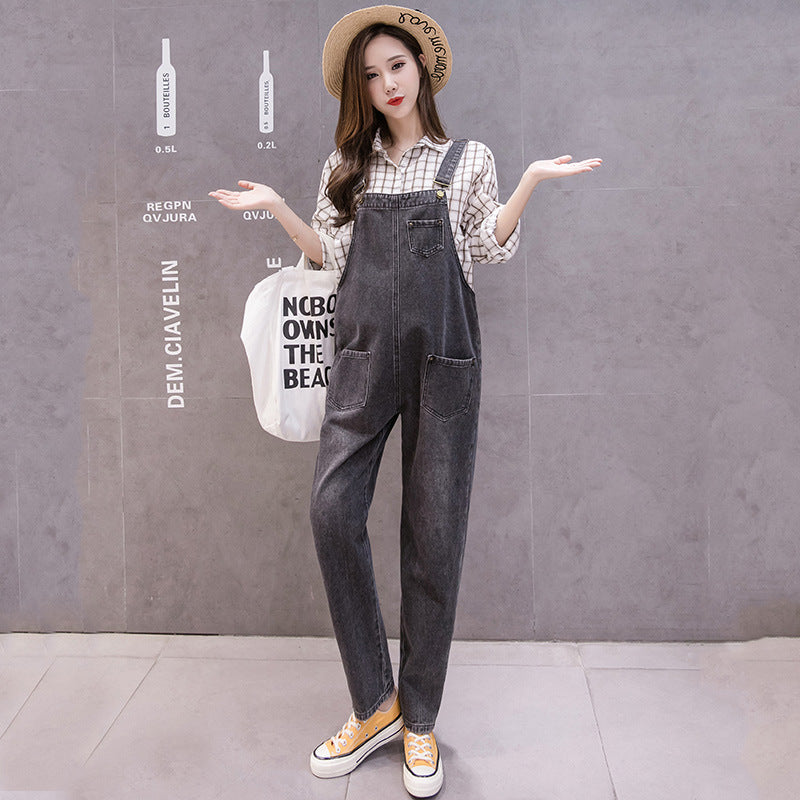 カジュアルに合わせたマタニティデニムサロペットの着用イメージ
