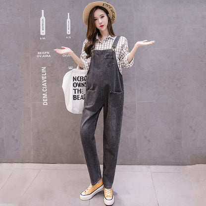 カジュアルに合わせたマタニティデニムサロペットの着用イメージ
