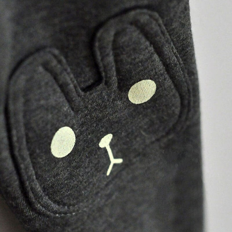 保温性に優れたベルベット生地の質感
