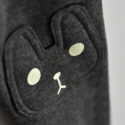 保温性に優れたベルベット生地の質感
