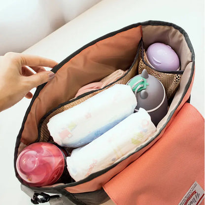 ベビーカーのハンドルに取り付けられたマザーズバッグ使用イメージ（ベビーカーバッグ）
