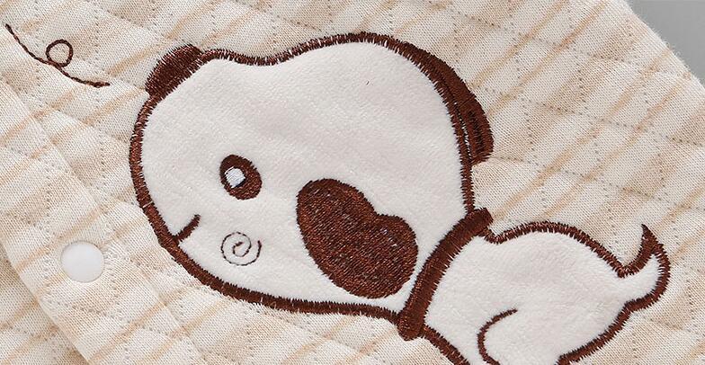 ストライプ柄のナチュラルコットンベビー服
