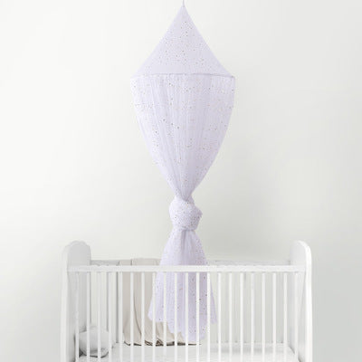 ホワイトメッシュのシンプルなドーム型モスキートネットを白いベビーベッドの上に吊り下げたミニマルな子ども部屋（ホワイト ベビーモスキートネット）

