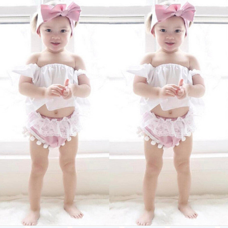 ふんわりフリルで夏コーデが完成する 女の子3点セット オフショル風トップス＋レース付きポンポンショーツ＋リボンヘアバンド コットン混 70〜100cm