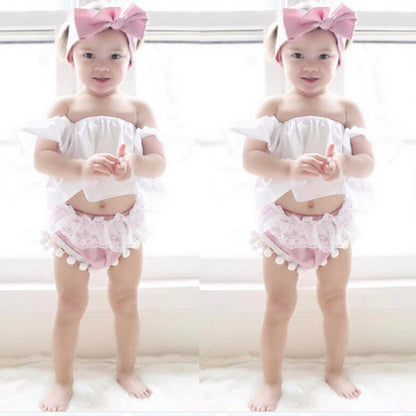 ふんわりフリルで夏コーデが完成する 女の子3点セット オフショル風トップス＋レース付きポンポンショーツ＋リボンヘアバンド コットン混 70〜100cm