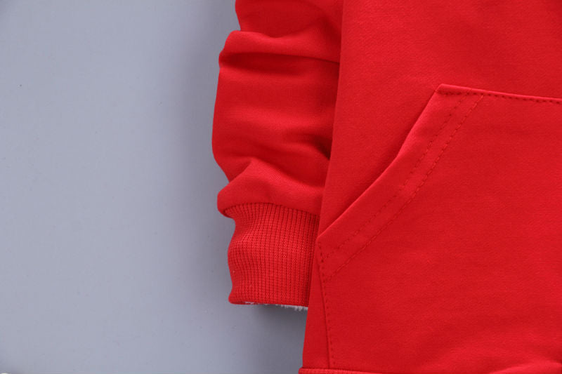 レッドの子ども用トップスの袖口とサイドポケット形状が分かるディテール画像

