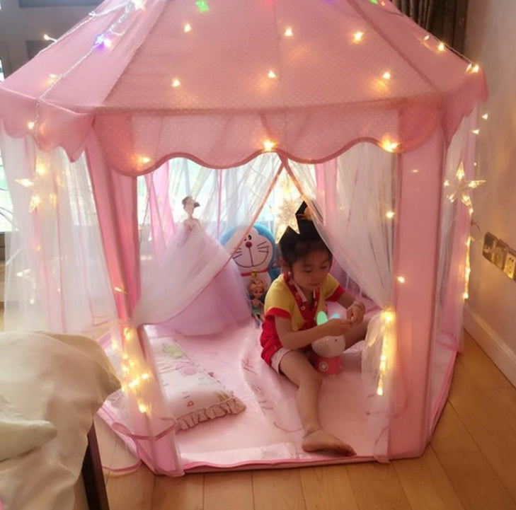 星ライト演出のキャッスル型キッズテント ピンク 室内使用イメージ 子どもが中で遊ぶシーン
