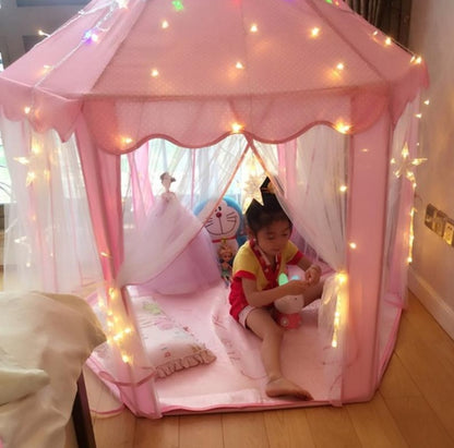 星ライト演出のキャッスル型キッズテント ピンク 室内使用イメージ 子どもが中で遊ぶシーン
