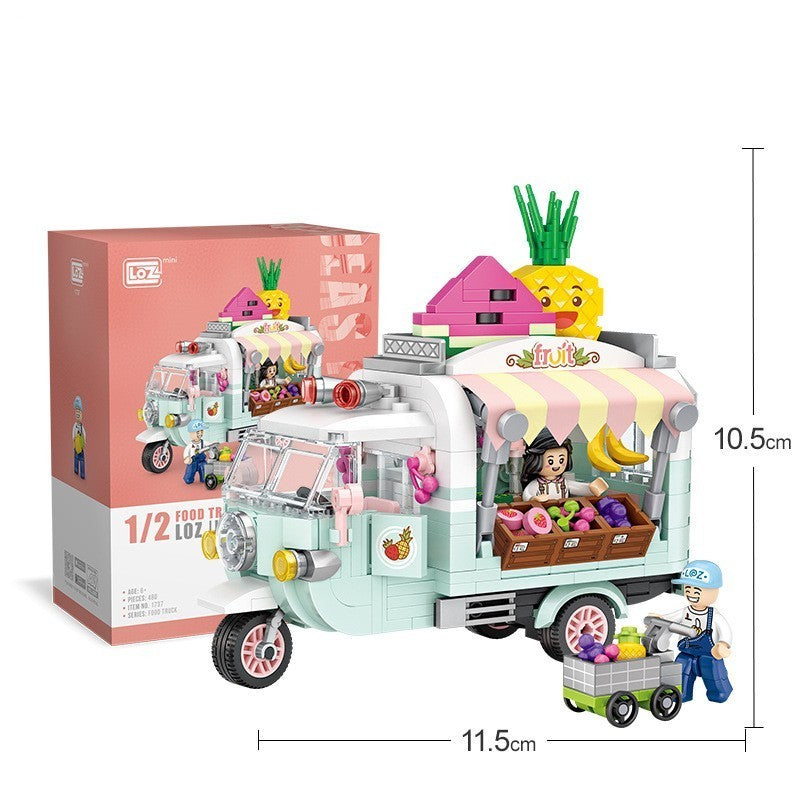 フルーツテーマのフードトラック型ミニブロックセット。パイナップル屋根、カラフルなストライプ天蓋、ジュースカウンター、フルーツ籠、タイヤ付きワゴン、店員と子供フィギュア付き。幅11.5cm×高さ10.5cmのコンパクトサイズで、創造力と手先の発達を促す知育ビルディングトイ。
