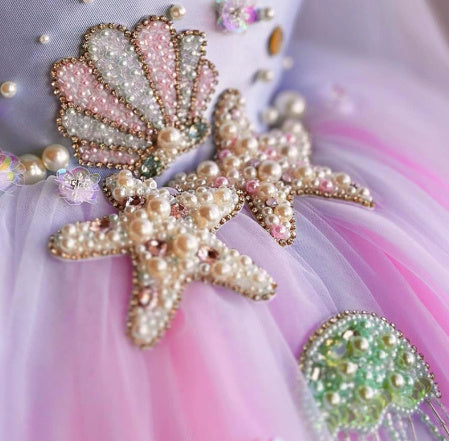 ウエスト部分のフェアリー装飾ディテール
