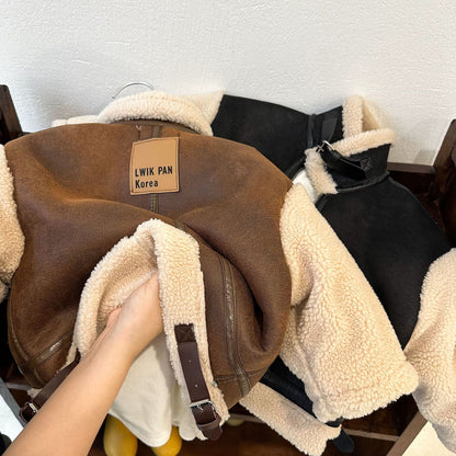 ブラウンジャケットのフロントジッパーとスタンドカラー部分のディテールクローズアップ
