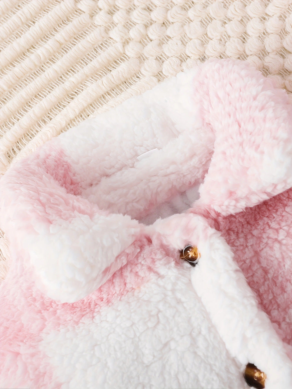 シングルブレスト仕様の子供用冬アウター
