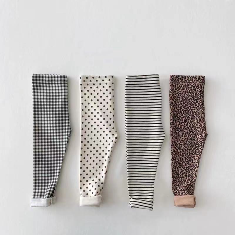 ナチュラルカラーで合わせやすいボトム
