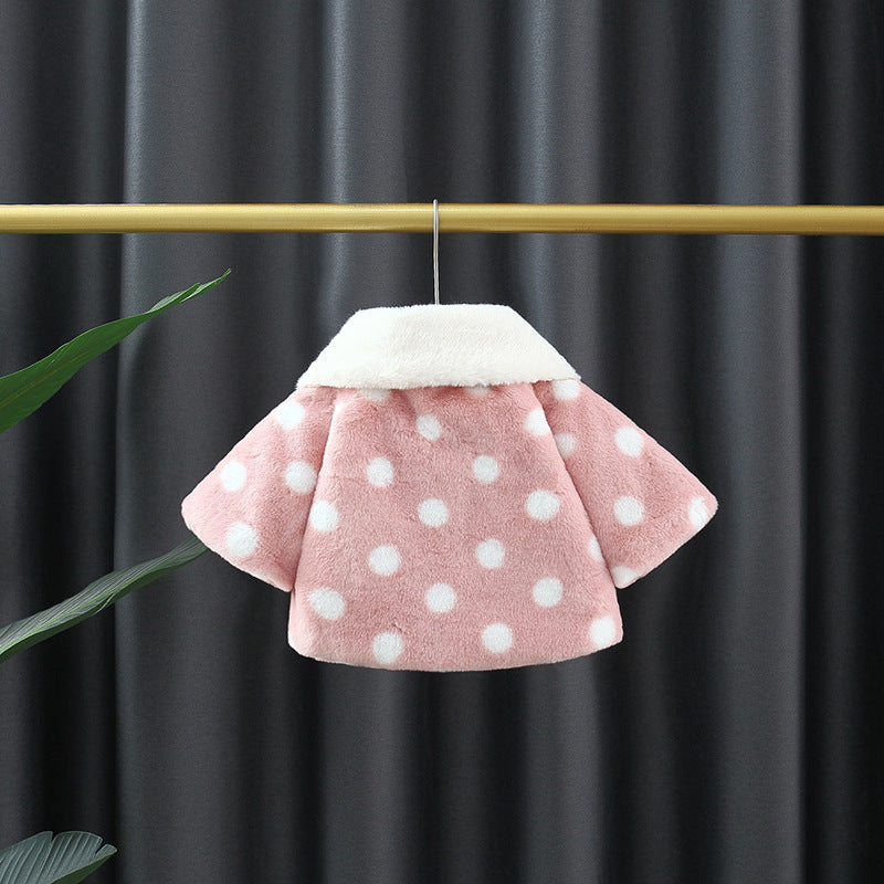 ピンクドットコートの白いふわふわファーカラーをアップで写したクローズアップ画像
