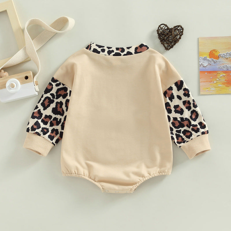 レオパード柄スリーブと無地バックスタイルが分かるベージュ三角ベビーロンパースの後ろ姿
