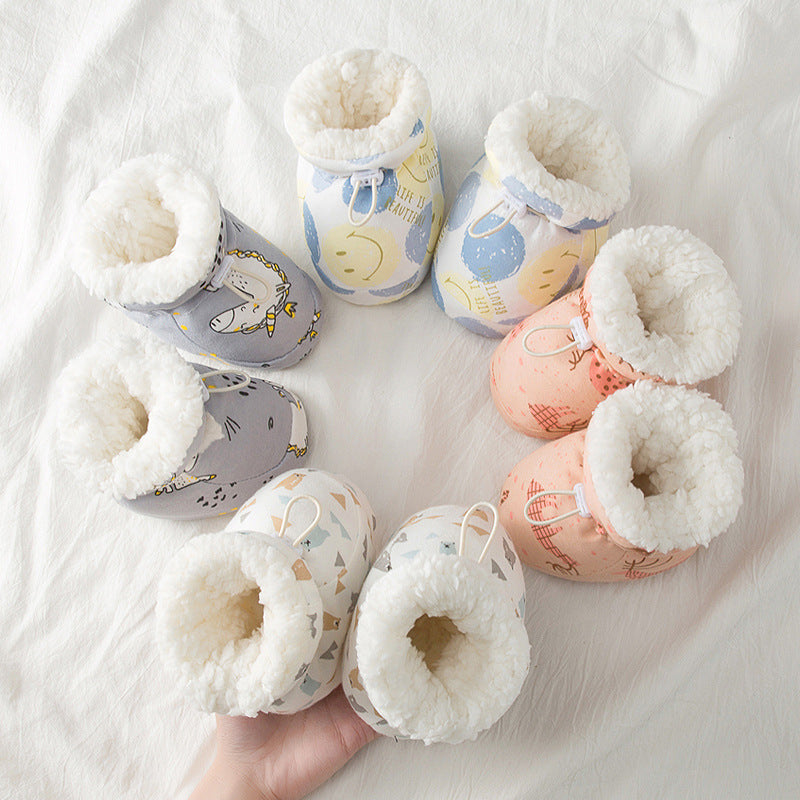 内側の厚手フリースライニングがよく見えるベビーシューズの断面風写真
