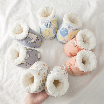 内側の厚手フリースライニングがよく見えるベビーシューズの断面風写真
