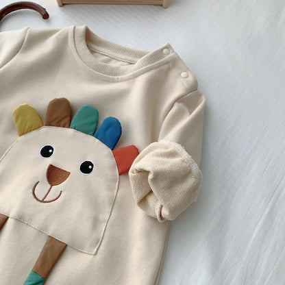 袖口リブと笑顔のアニマルフェイスが見えるベージュ長袖ロンパース上半身のイメージ
