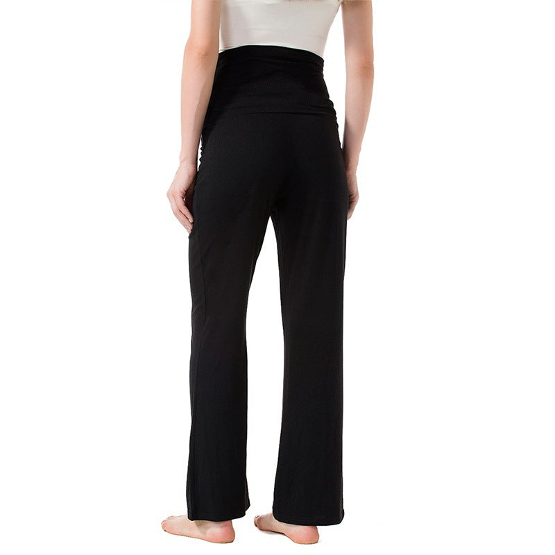 後ろ姿のシルエットがわかるマタニティロングパンツの着用イメージ
