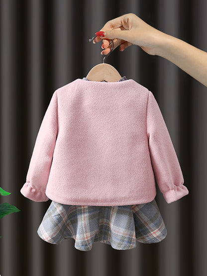 ピンクの秋冬ワンピースを斜めから撮影した子ども服
