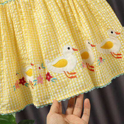 やさしい可愛さでおでかけが映える 女の子ノースリーブワンピース ギンガムチェック あひるアップリケ 花刺繍 ラビットファー素材 73~130cm