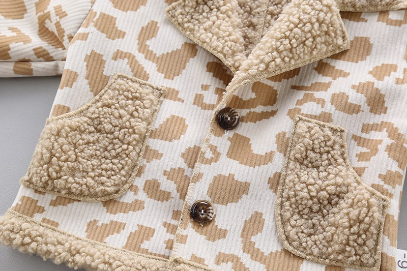 大きめポケットとシングルボタンが並ぶベージュ迷彩柄ボア子どもジャケット前面デザイン 長袖冬コート
