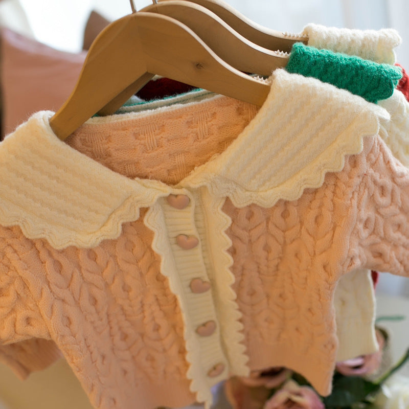 アクリル素材のシングルボタンベビーセーター
