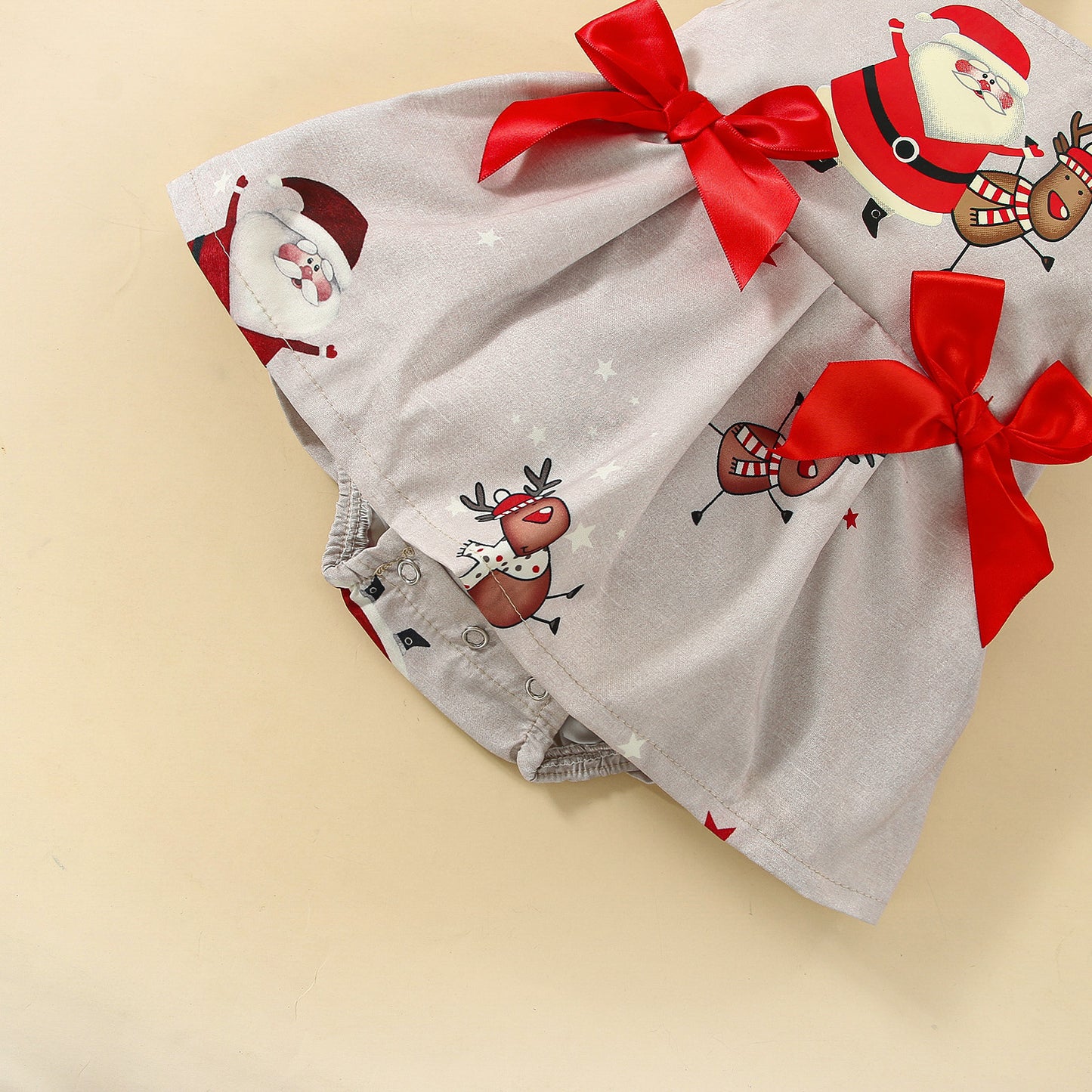 赤いリボンデザインのディテールを撮影した写真
