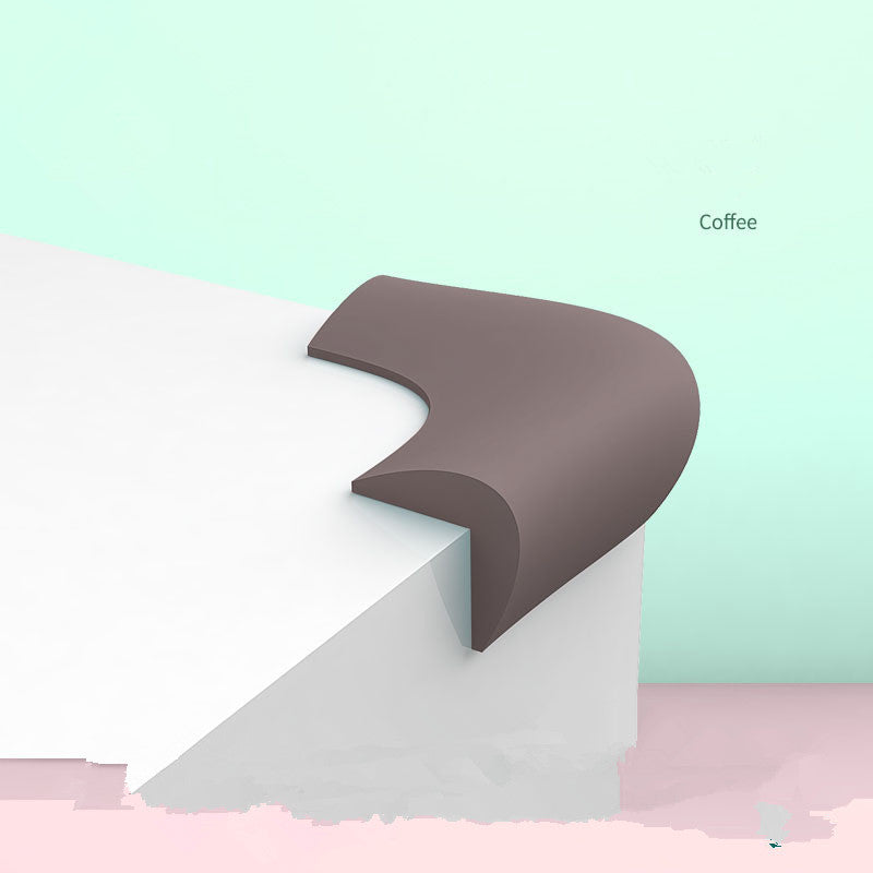 キャビネットの角に貼ったベビー安全ガード
