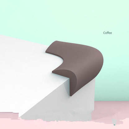 キャビネットの角に貼ったベビー安全ガード
