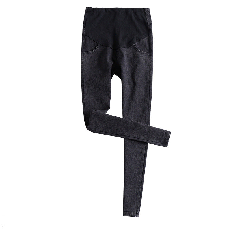 ブラックのマタニティデニムロングパンツの全身着用イメージ
